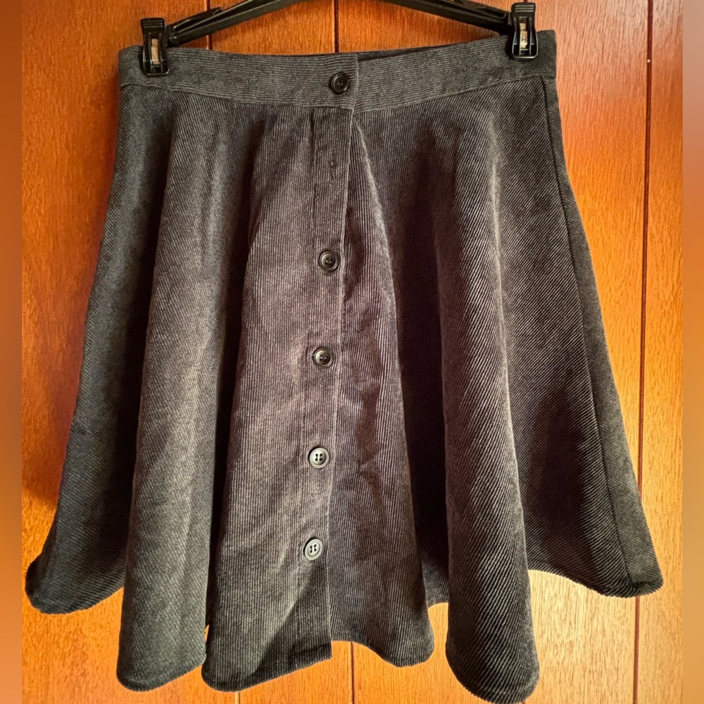 Corduroy material high waisted buttoned skirt.